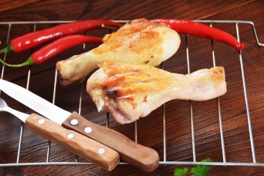 baharatlı tavuk sopaları ile baharatlı kırmızı biber peppe ızgara