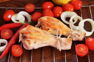 baharatlı tavuk sopaları ile baharatlı kırmızı biber peppe ızgara