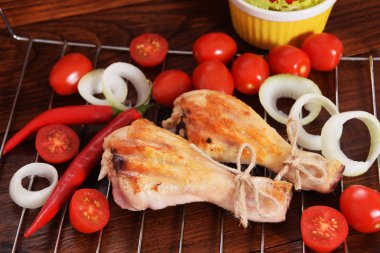 baharatlı tavuk sopaları ile baharatlı kırmızı biber peppe ızgara