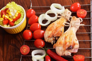 baharatlı tavuk sopaları ile baharatlı kırmızı biber ile bir ızgara 