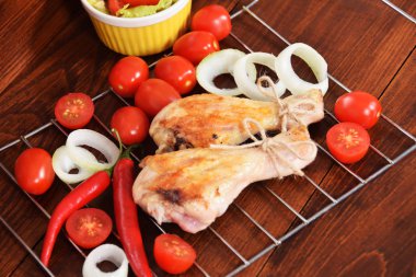 baharatlı tavuk sopaları ile baharatlı kırmızı biber ile bir ızgara 