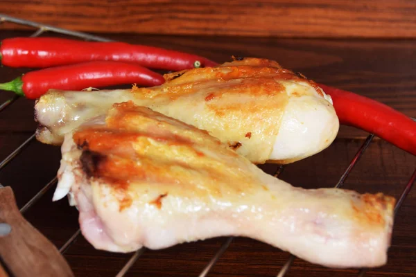 Fűszeres csirke alsócomb, a grill, csípős piros chili peppe — Stock Fotó