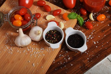 Beyaz sarımsak ile deniz tuzu ve pepp kırmızı ve sarı domates ile