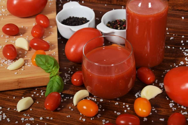 Würziger Tomatensaft mit Knoblauch und Pfeffer — Stockfoto
