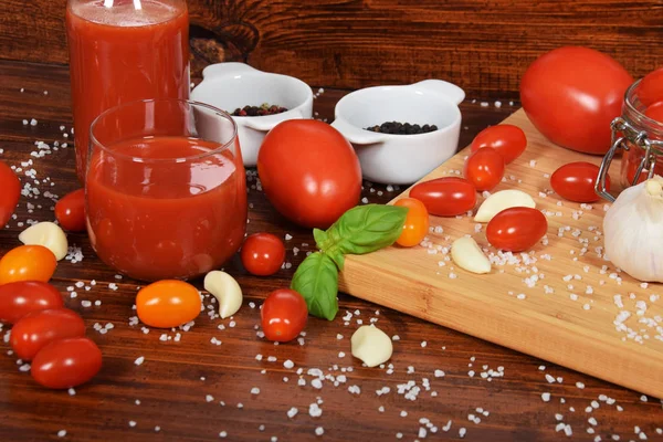 Aglio bianco con pomodori rossi e gialli con sale marino e pepe — Foto Stock