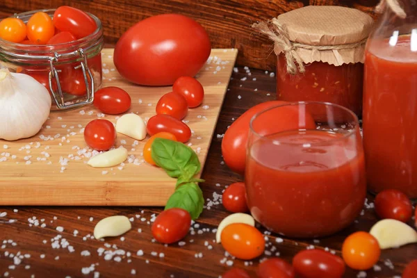 Succo di pomodoro sano con basilico fatto di pomodori da cocktail dolci — Foto Stock