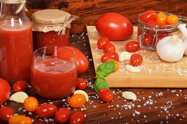 Succo di pomodoro sano con basilico fatto di pomodori da cocktail dolci — Foto Stock