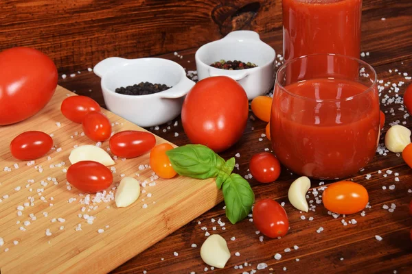 Succo di pomodoro piccante con aglio e pepe — Foto Stock