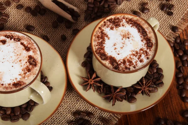 Café com espuma de leite e chocolate — Fotografia de Stock