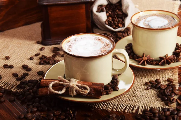 Café con espuma de leche y chocolate —  Fotos de Stock