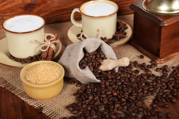 Сладкий капучино, сваренный со свежемолотым кофе с тростниковым сахаром — стоковое фото
