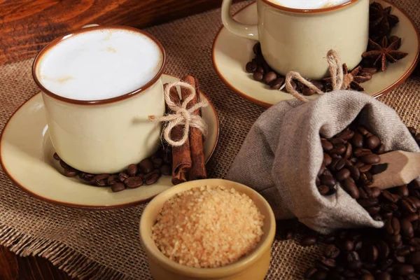 Capucino manis diseduh dengan kopi segar dengan gula tebu — Stok Foto