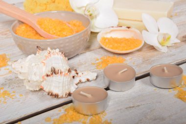 Turuncu banyo tuzu gri pembe orkide ve mumlar