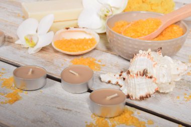 Turuncu banyo tuzu gri pembe orkide ve mumlar