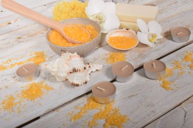 Turuncu banyo tuzu gri pembe orkide ve mumlar