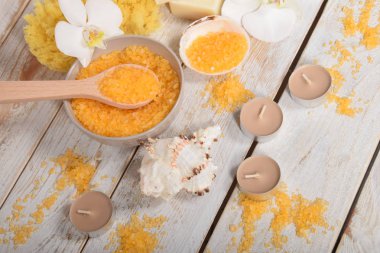 Turuncu banyo tuzu gri pembe orkide ve mumlar