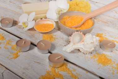 Turuncu banyo tuzu gri pembe orkide ve mumlar