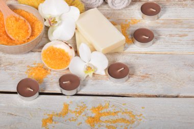 Turuncu banyo tuzu gri pembe orkide ve mumlar