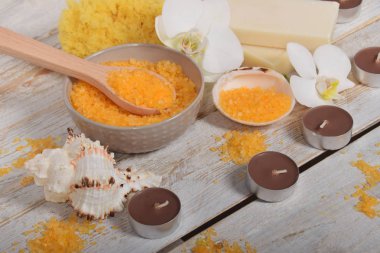 Turuncu banyo tuzu gri pembe orkide ve mumlar