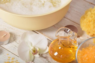 Sevgililer günü için sürpriz bir rahatlatıcı banyo için meyve tuz