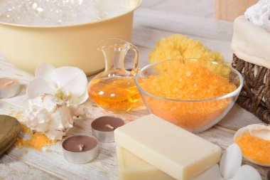 Sevgililer günü için sürpriz bir rahatlatıcı banyo için meyve tuz