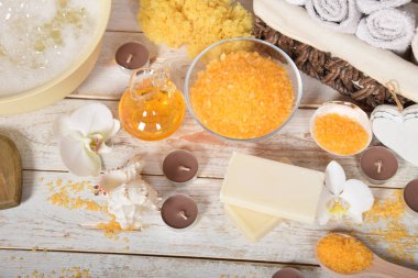 Sevgililer günü için sürpriz bir rahatlatıcı banyo için meyve tuz