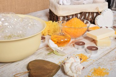 Sevgililer günü için sürpriz bir rahatlatıcı banyo için meyve tuz