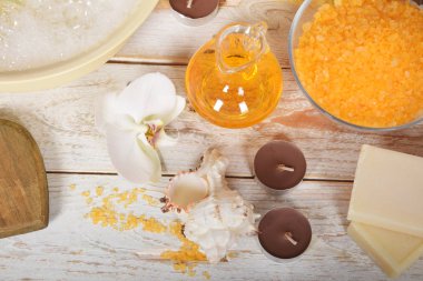 Sevgililer günü için sürpriz bir rahatlatıcı banyo için meyve tuz