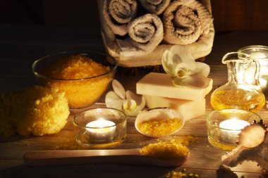 Sevgililer günü için sürpriz bir rahatlatıcı banyo için meyve tuz