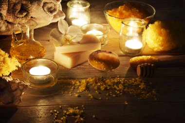 Sevgililer günü için sürpriz bir rahatlatıcı banyo için meyve tuz