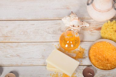 meyve banyo tuzu ile zeytinyağı ve doğal sabun yanındaki gri