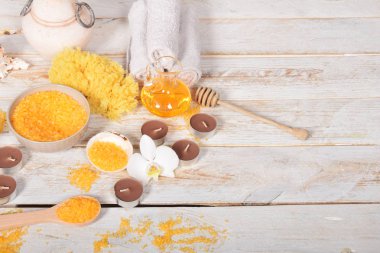 meyve banyo tuzu ile zeytinyağı ve doğal sabun yanındaki gri