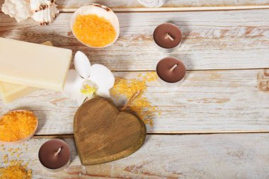 meyve banyo tuzu ile zeytinyağı ve doğal sabun yanındaki gri