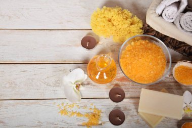 meyve banyo tuzu ile zeytinyağı ve doğal sabun yanındaki gri