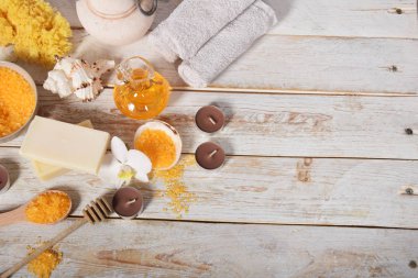 meyve banyo tuzu ile zeytinyağı ve doğal sabun yanındaki gri