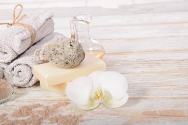 Bal ve vücut yağı ve bir kozmetik yüz ma ile gri doğal sabun