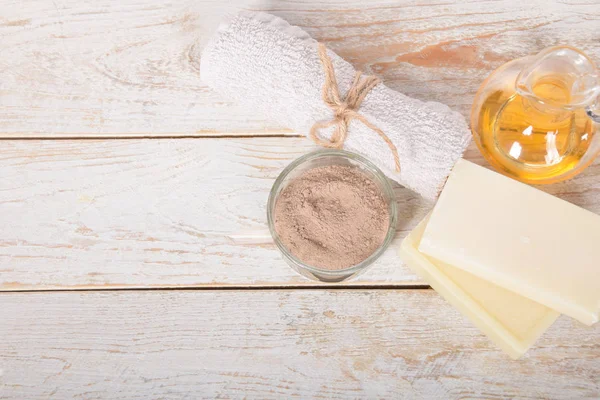 Bal ve vücut yağı ve bir kozmetik yüz ma ile gri doğal sabun