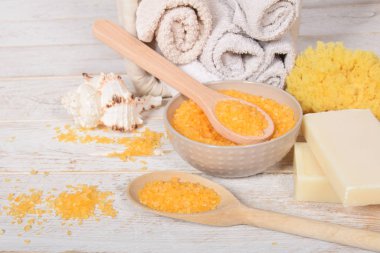 meyve banyo tuzu ile zeytinyağı ve doğal sabun yanındaki gri
