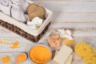 meyve banyo tuzu ile zeytinyağı ve doğal sabun yanındaki gri