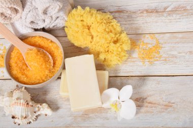 meyve banyo tuzu ile zeytinyağı ve doğal sabun yanındaki gri