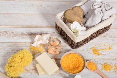 meyve banyo tuzu ile zeytinyağı ve doğal sabun yanındaki gri