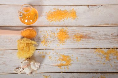 meyve banyo tuzu ile zeytinyağı ve doğal sabun yanındaki gri