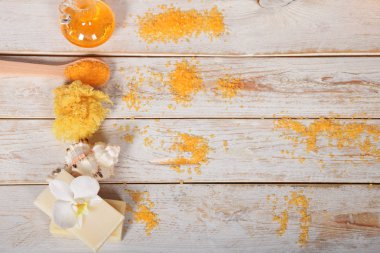 meyve banyo tuzu ile zeytinyağı ve doğal sabun yanındaki gri