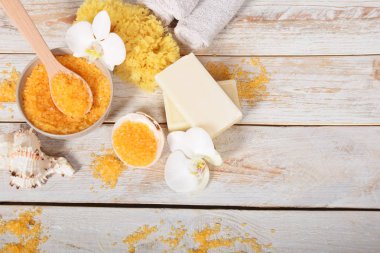 meyve banyo tuzu ile zeytinyağı ve doğal sabun yanındaki gri