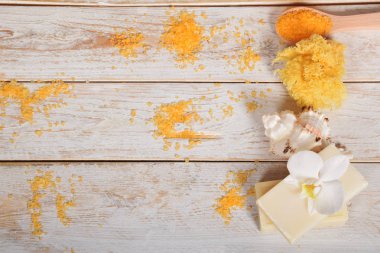 meyve banyo tuzu ile zeytinyağı ve doğal sabun yanındaki gri