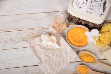 meyve banyo tuzu ile zeytinyağı ve doğal sabun yanındaki gri