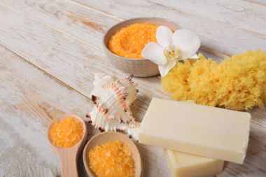 meyve banyo tuzu ile zeytinyağı ve doğal sabun yanındaki gri