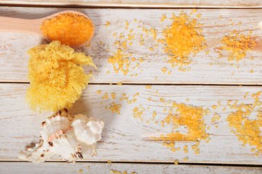 meyve banyo tuzu ile zeytinyağı ve doğal sabun yanındaki gri