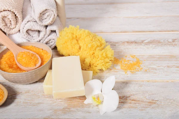 meyve banyo tuzu ile zeytinyağı ve doğal sabun yanındaki gri