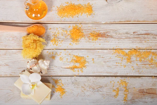 meyve banyo tuzu ile zeytinyağı ve doğal sabun yanındaki gri